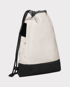 Turnbeutel 'Blake' von Johnny Urban in Beige mit schwarzem Boden und seitlicher Tasche, Smartphone steckend