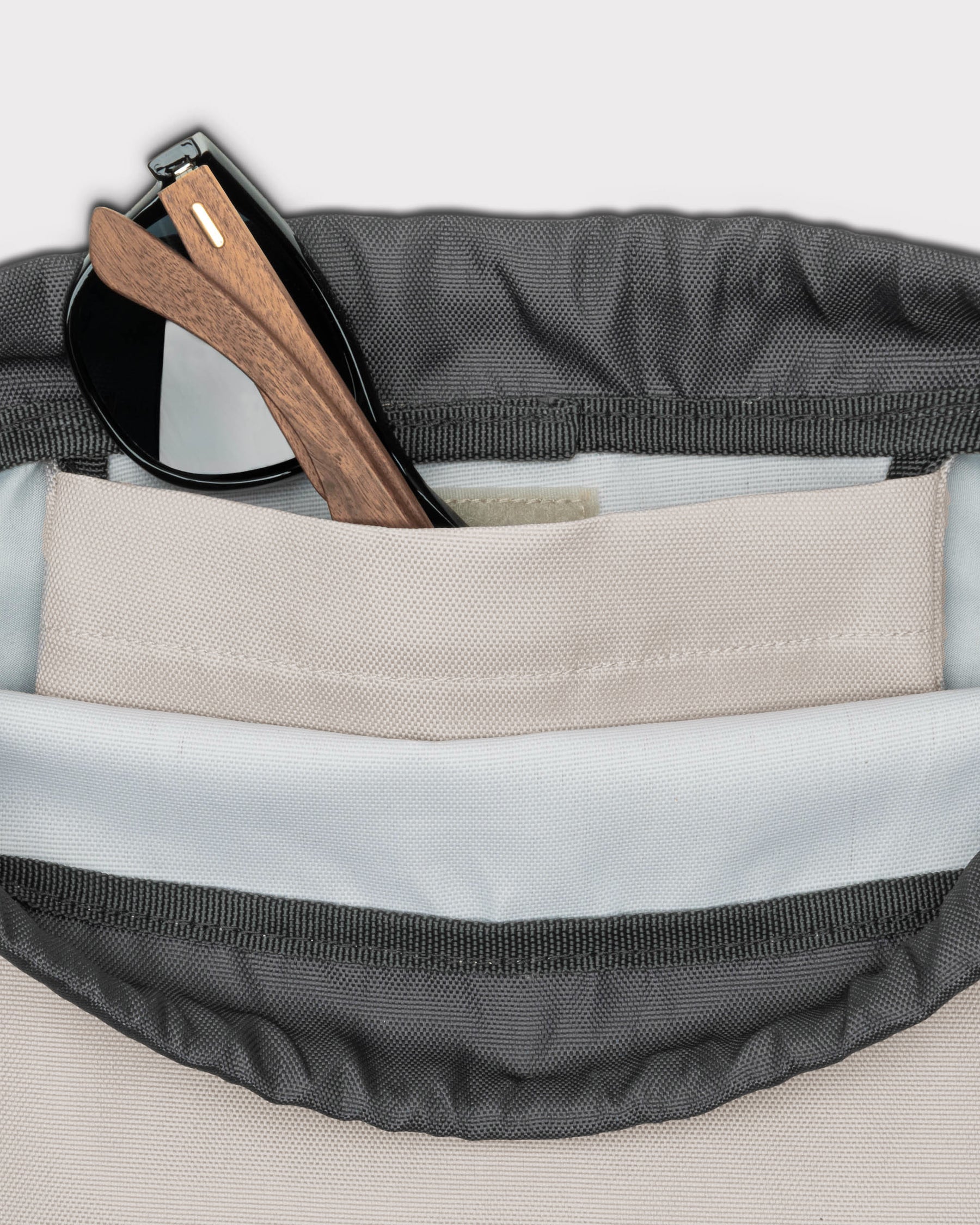 Turnbeutel 'Blake' mit schwarzem Innenrand und Eyewear mit Holzgestell in der Innentasche