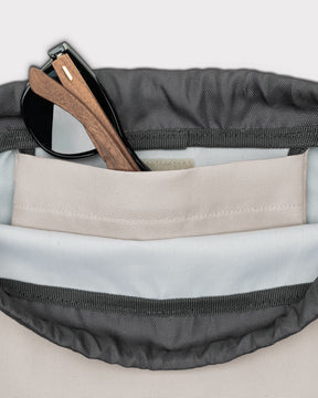 Turnbeutel 'Blake' mit schwarzem Innenrand und Eyewear mit Holzgestell in der Innentasche