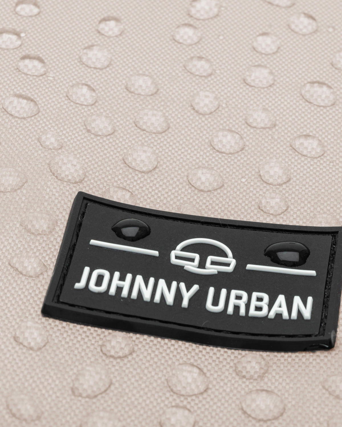 Nahaufnahme des wasserabweisenden beige gefärbten Stoffes des Turnbeutels 'Blake' mit schwarzem Johnny Urban Logo