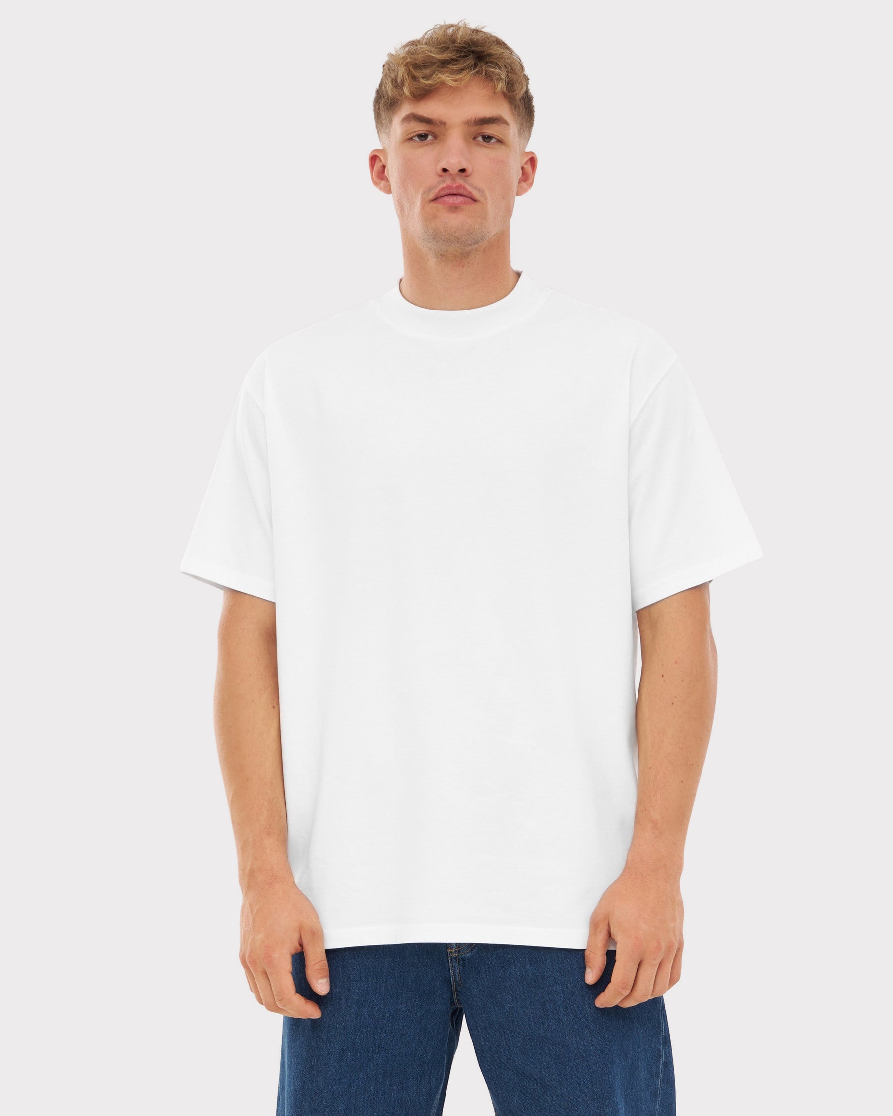 Mann trägt weißes Johnny Urban T-Shirt 'Sammy' in oversized Passform mit kurzen Ärmeln