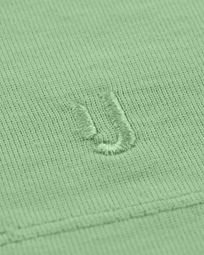 Nahaufnahme des gestickten Johnny Urban Logos auf dem T-Shirt 'Sammy' in Salbeigrün