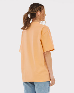 Damen trägt oversized T-Shirt 'Sammy' in Pfirsichfarbe mit kurzen Ärmeln, Rückansicht