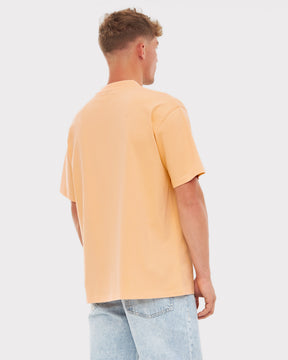 Herren trägt oversized T-Shirt 'Sammy' in Pfirsichfarbe von hinten