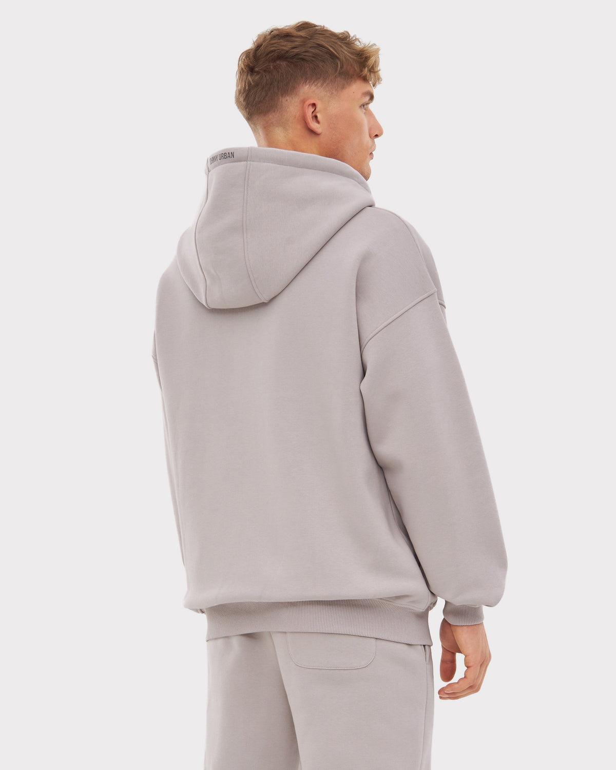 Mann von hinten in hellgrauem oversized Zip Hoodie 'Caleb' von Johnny Urban mit Kapuze, lässig geschnitten