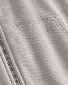 Nahaufnahme der cremefarbenen Oversized Zip Hoodie 'Caleb' von Johnny Urban mit Reißverschluss und kleinem Logo-Stick am Saum