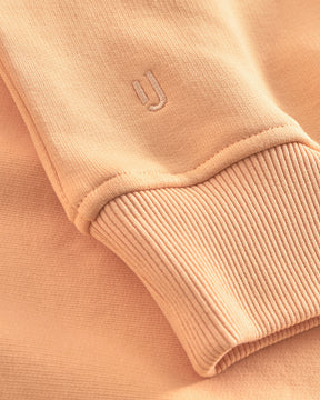 Ärmelabschluss eines peachfarbenen Oversized Hoodies "Cody" mit Johnny Urban Sticklogo