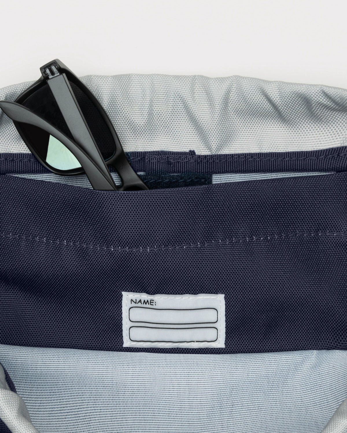 Innenseite des Kinder Turnbeutels 'Nino' mit dunkelblauer Innenfachtasche und Namensschild
