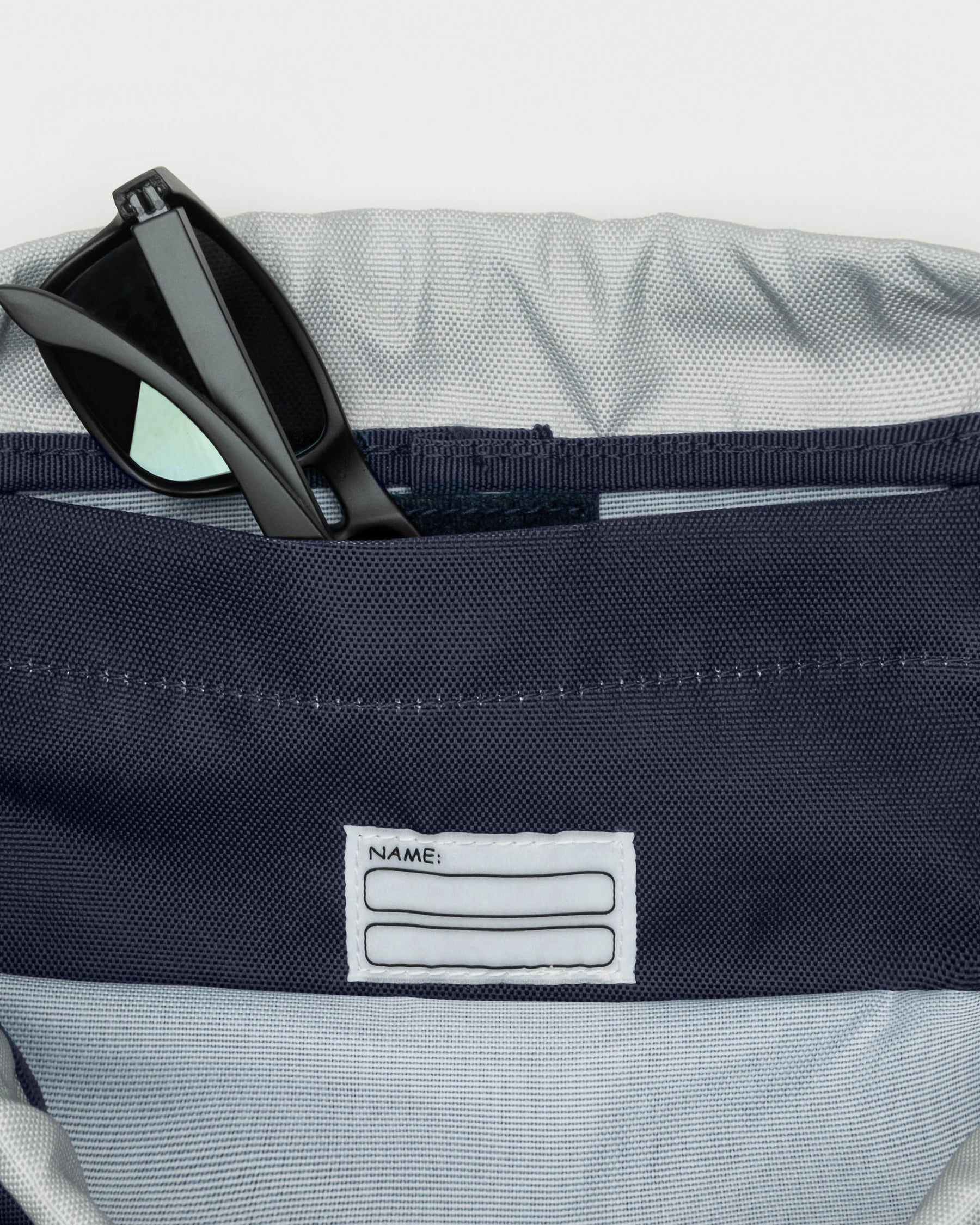 Innenseite des Kinder Turnbeutels 'Nino' mit dunkelblauer Innenfachtasche und Namensschild