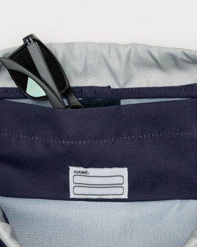 Innenseite des Kinder Turnbeutels 'Nino' mit dunkelblauer Innenfachtasche und Namensschild