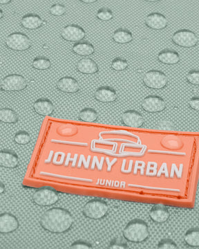 Nahaufnahme eines mintfarbenen Kinder-Turnbeutels mit orangefarbenem Johnny Urban Junior Logo und Wassertropfen