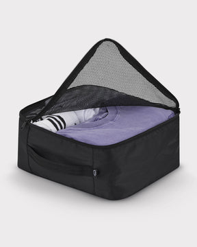Schwarze Kleidertasche 'Zack' mit Reißverschluss und Netzdeckel, gefüllt mit gefalteter Kleidung