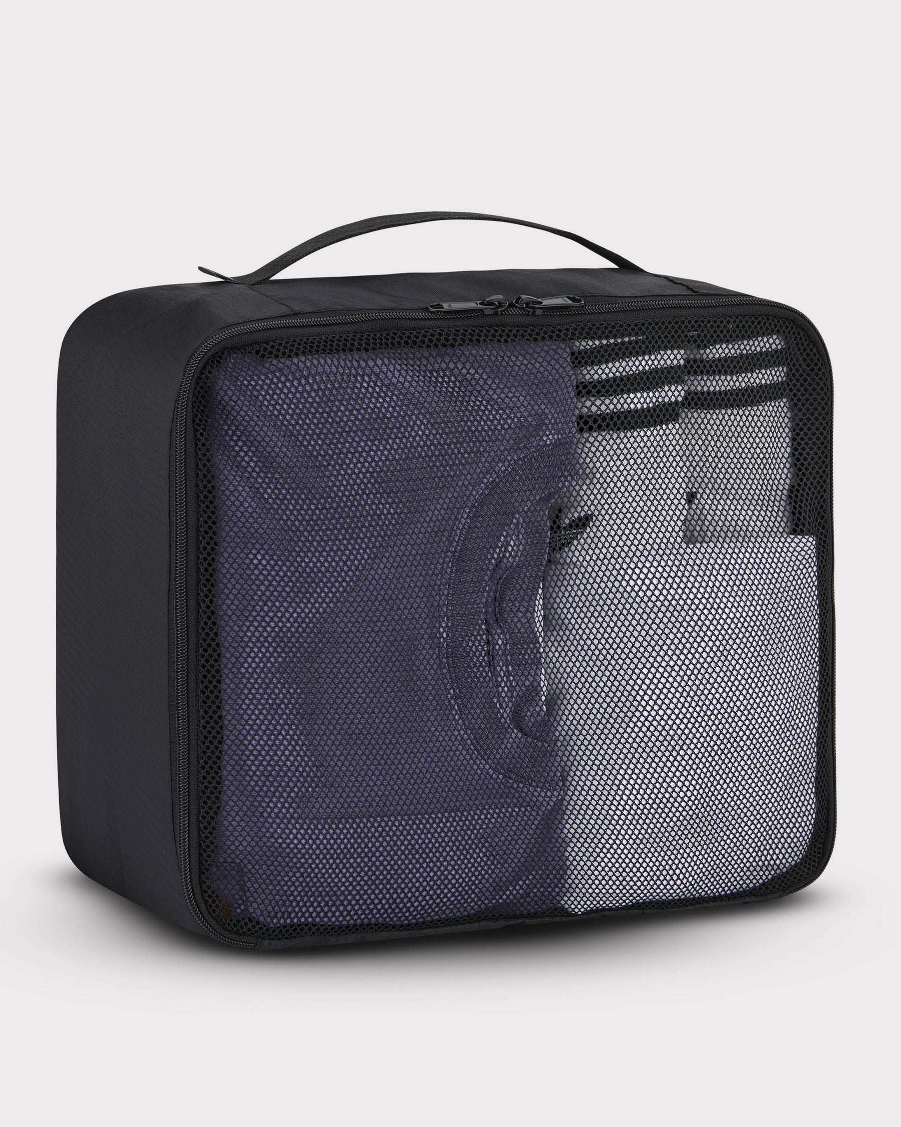 Schwarze Kleidertasche 'Zack' mit Netzfach und Griff, Kleidungsstücke sichtbar