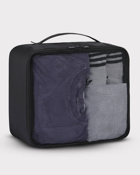 Schwarze Kleidertasche 'Zack' mit Netzfach und Griff, Kleidungsstücke sichtbar
