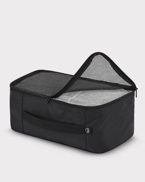 Schwarze Kleidertasche ‚Zack‘ von Johnny Urban mit Netzabdeckung, teilweise geöffnet, gefüllt mit einem grauen Handtuch