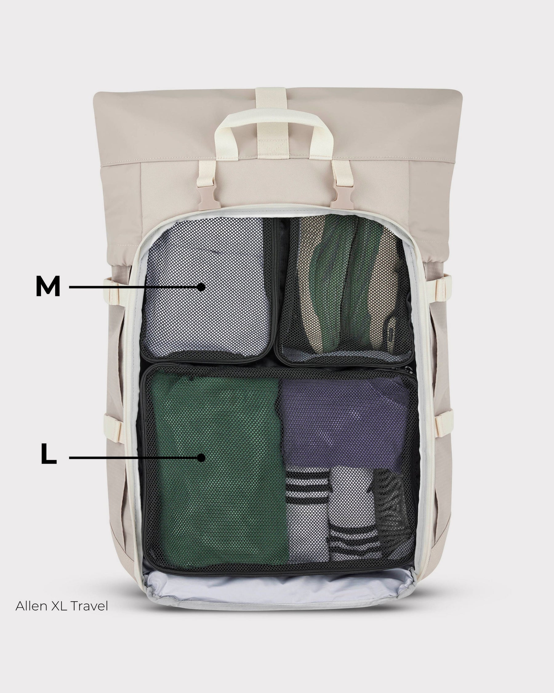 Beige Rucksack 'Allen XL Travel' geöffnet mit vier schwarzen Netz-Kleidertaschen in den Größen M und L gefüllt mit Kleidung