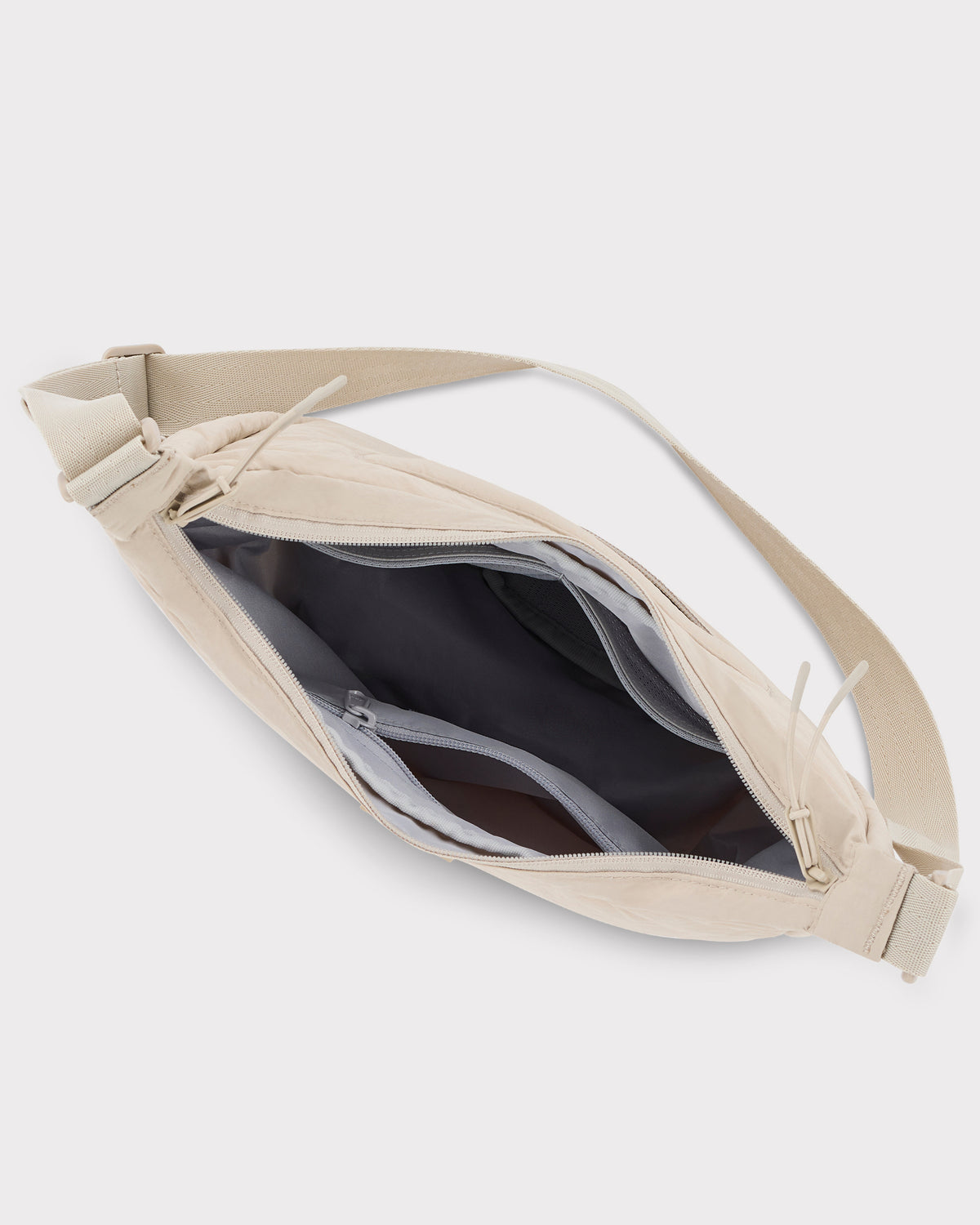 Beige Half Moon Bag 'Kaia Medium' von Johnny Urban mit Reißverschluss und mehreren Innenfächern