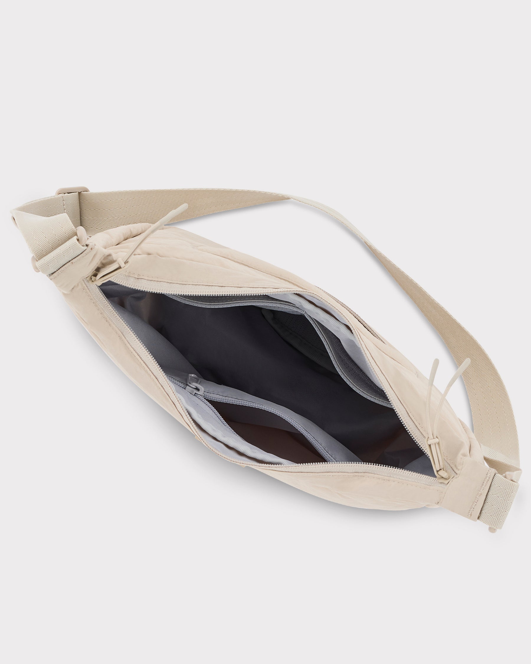 Beige Half Moon Bag 'Kaia Medium' von Johnny Urban mit Reißverschluss und mehreren Innenfächern