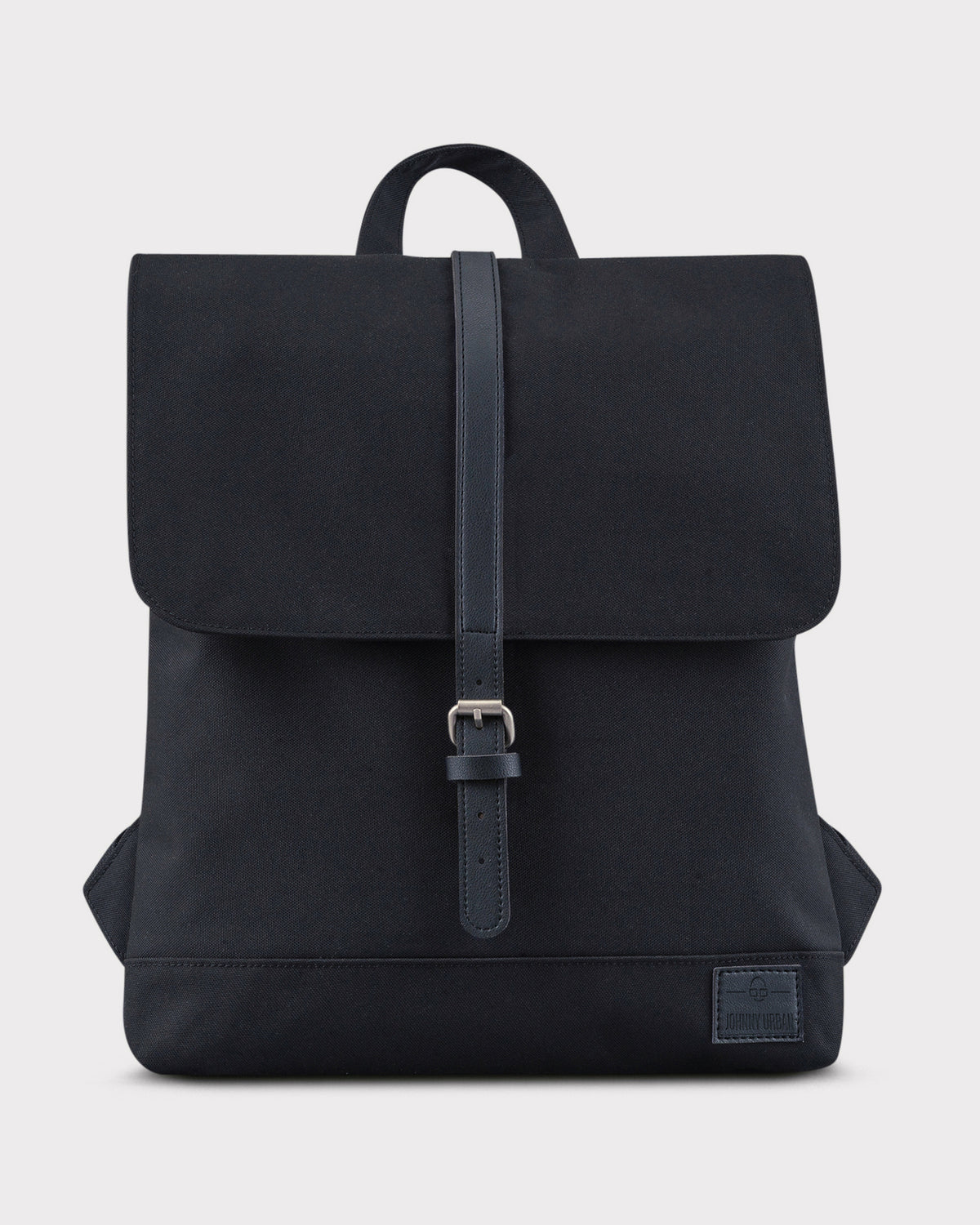 Kleiner schwarzer Damenrucksack 'Mia' mit Klappe und verstellbarem Verschlussriemen von Johnny Urban