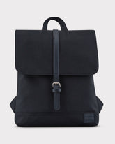 Kleiner schwarzer Damenrucksack 'Mia' mit Klappe und verstellbarem Verschlussriemen von Johnny Urban