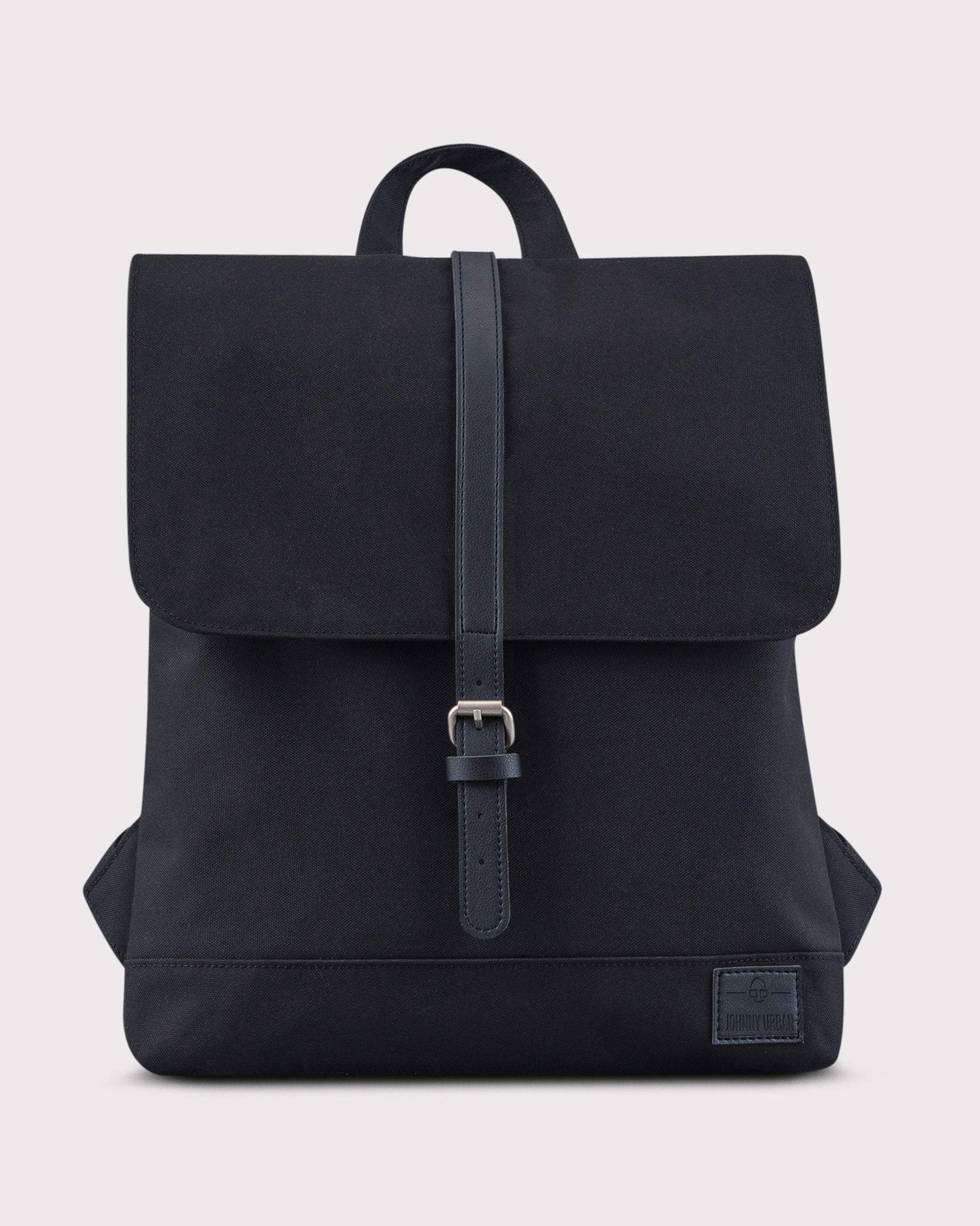 Kleiner schwarzer Damenrucksack 'Mia' mit Klappe und verstellbarem Verschlussriemen von Johnny Urban
