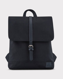 Kleiner schwarzer Damenrucksack 'Mia' mit Klappe und verstellbarem Verschlussriemen von Johnny Urban