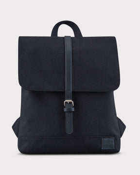 Kleiner schwarzer Damenrucksack 'Mia' mit Klappe und verstellbarem Verschlussriemen von Johnny Urban