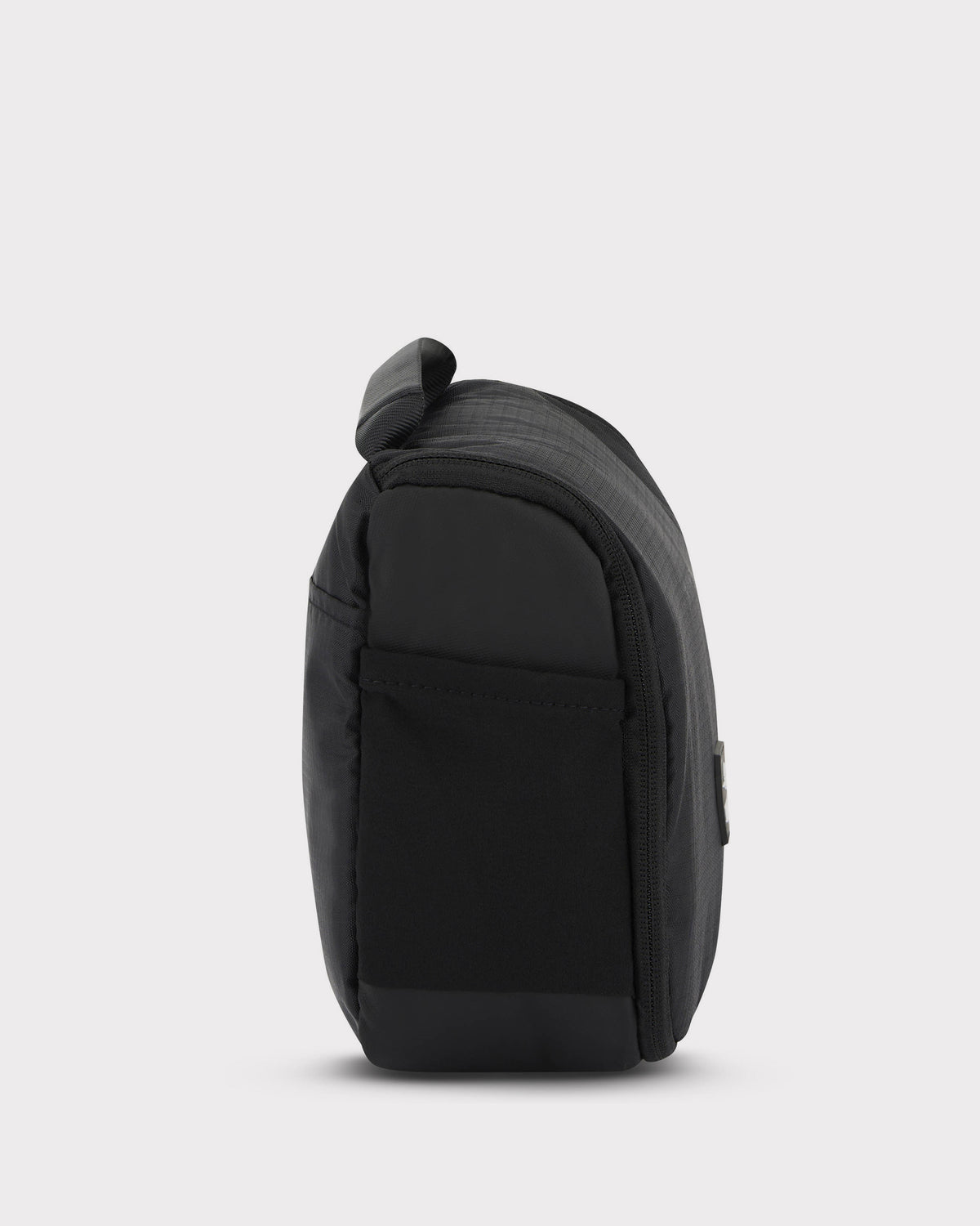 Schwarze Kulturtasche 'Logan' von Johnny Urban, seitliche Ansicht mit Schlaufe am Reißverschluss