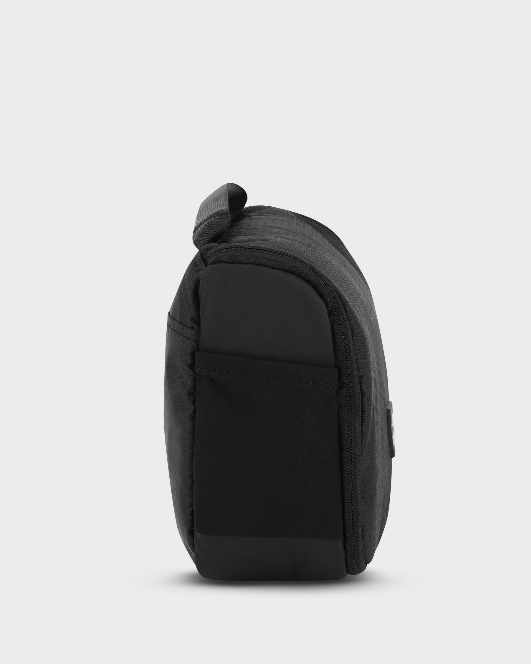 Schwarze Kulturtasche 'Logan' von Johnny Urban, seitliche Ansicht mit Schlaufe am Reißverschluss