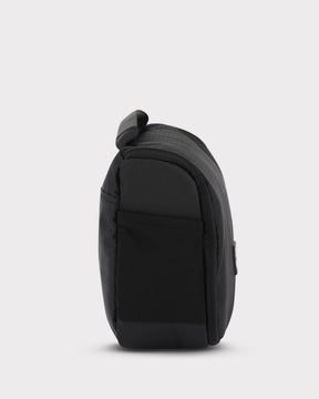 Schwarze Kulturtasche 'Logan' von Johnny Urban, seitliche Ansicht mit Schlaufe am Reißverschluss