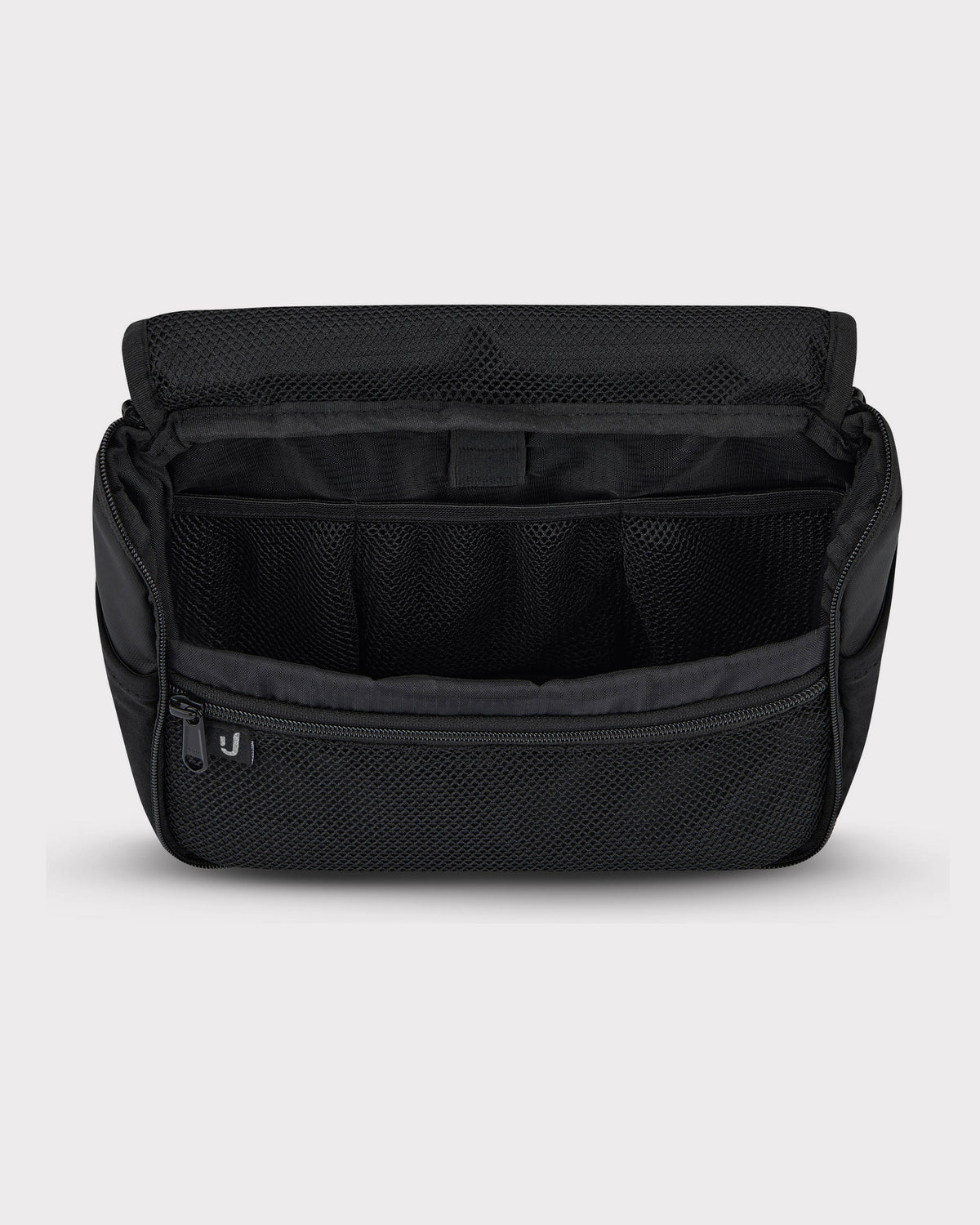 Schwarze Kulturtasche 'Logan' von Johnny Urban mit offenem Hauptfach und mehreren Netztaschen