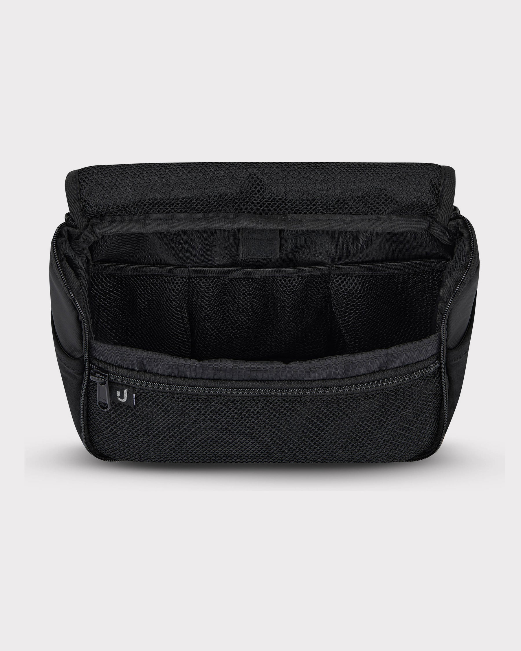 Schwarze Kulturtasche 'Logan' von Johnny Urban mit offenem Hauptfach und mehreren Netztaschen