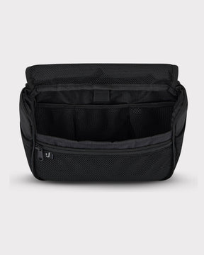 Schwarze Kulturtasche 'Logan' von Johnny Urban mit offenem Hauptfach und mehreren Netztaschen