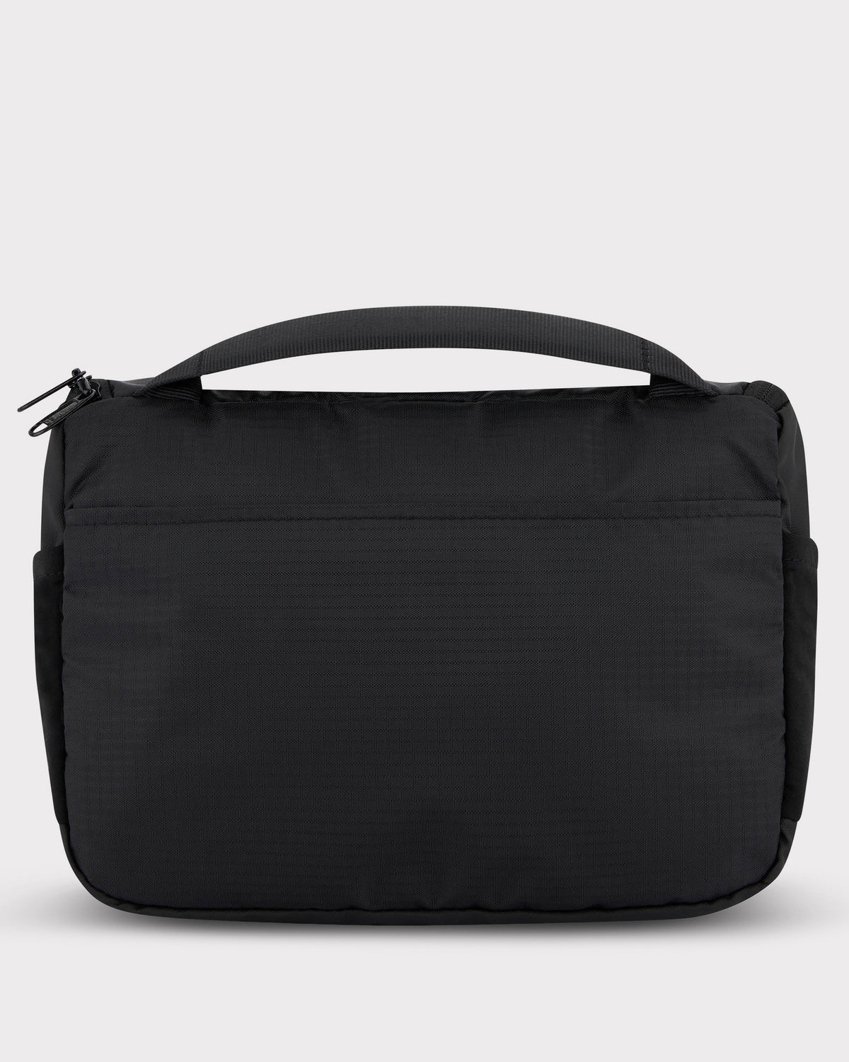 Schwarze Kulturtasche 'Logan' von Johnny Urban mit Reißverschluss und Tragegriff