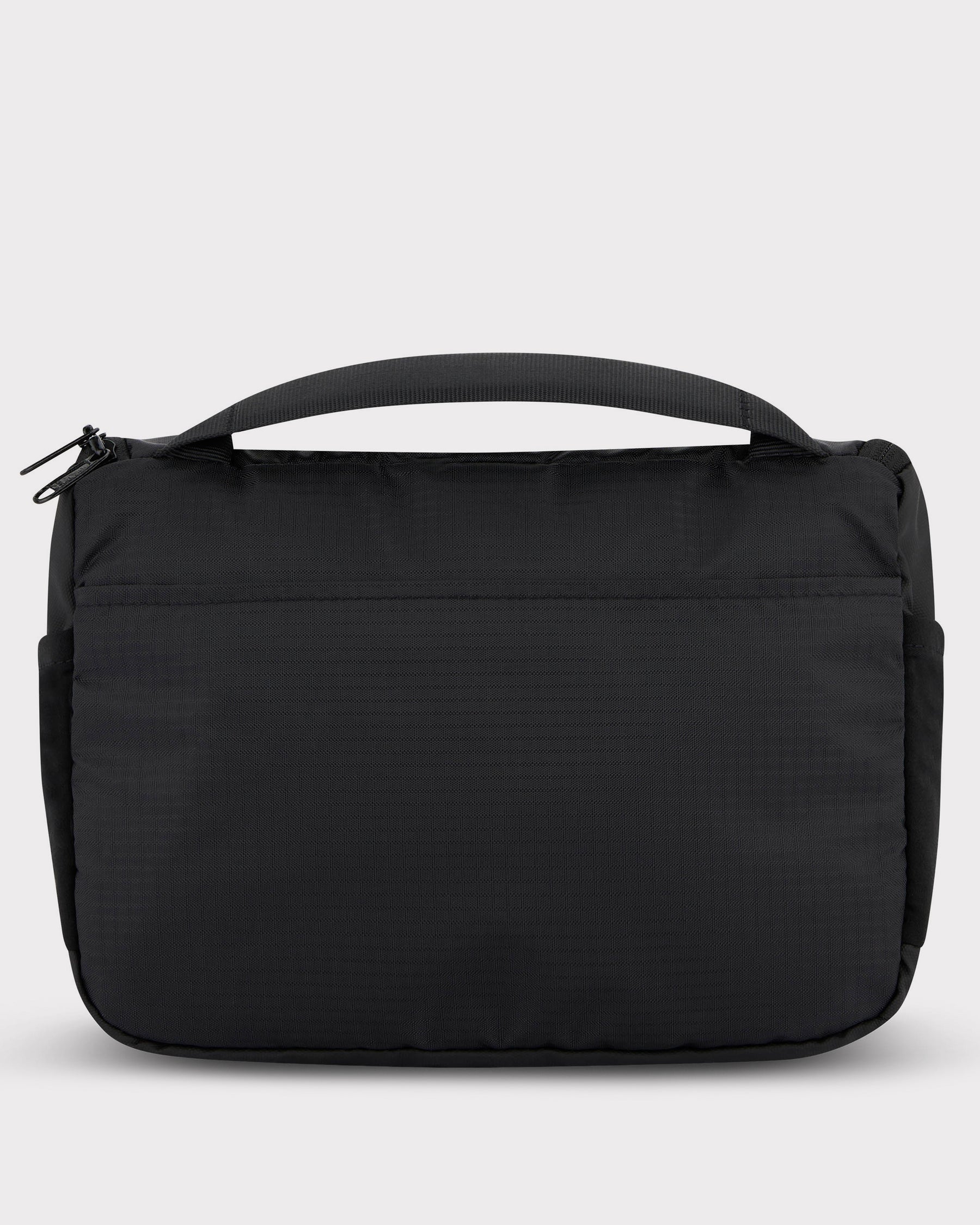 Schwarze Kulturtasche 'Logan' von Johnny Urban mit Reißverschluss und Tragegriff