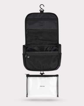 Offene schwarze Kulturtasche "Logan" mit Aufhängung, mehreren Reißverschlusstaschen und durchsichtiger Hülle mit 'Johnny Urban'-Logo