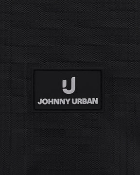 Nahaufnahme des Johnny Urban Logos auf schwarzem Stoff einer Kulturtasche