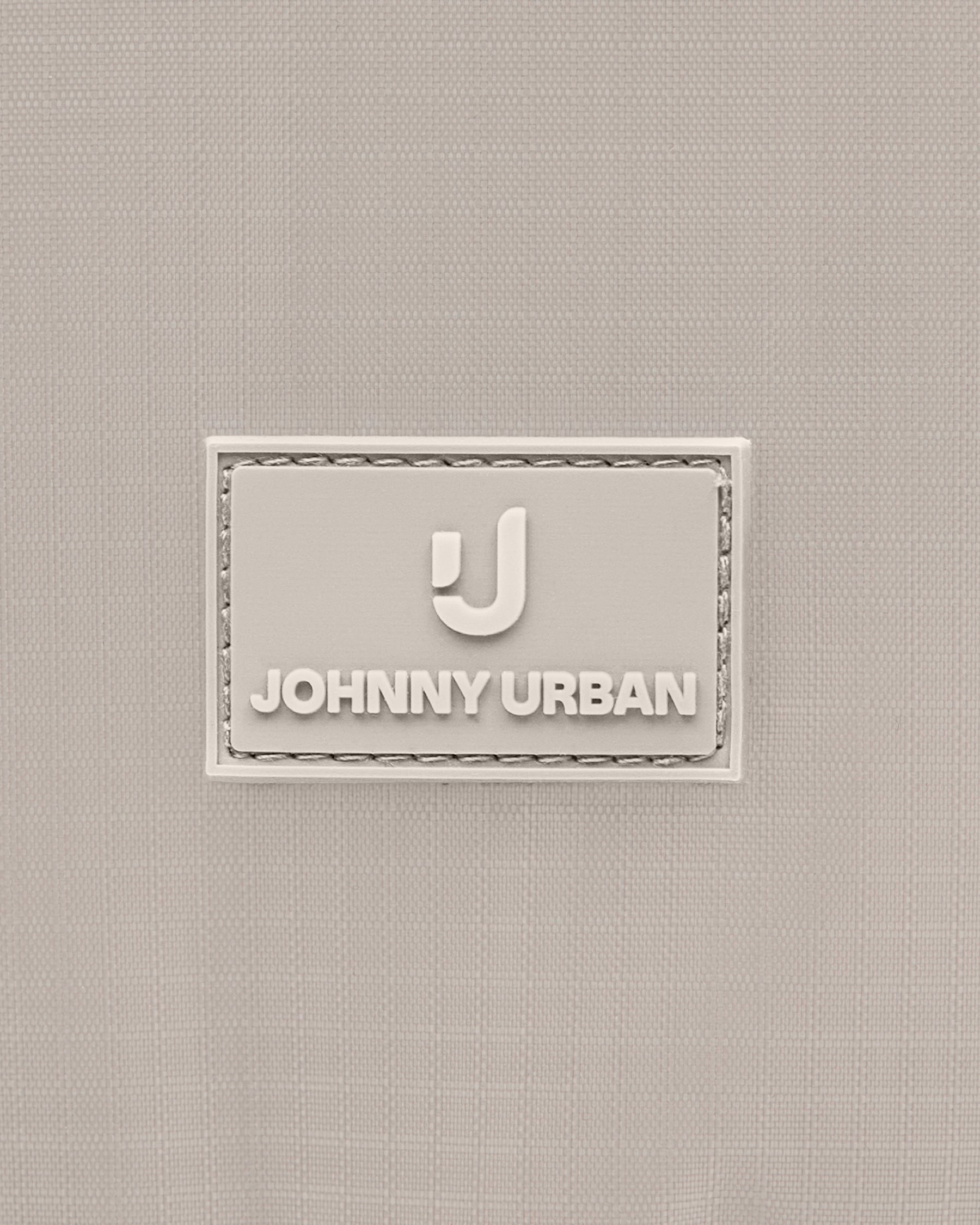 Beige Johnny Urban Logo auf kulturtasche "Logan" gefertigt aus nachhaltigem Material
