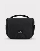 Schwarze Kulturtasche 'Logan' von Johnny Urban mit Griff oben und Markenlogo vorne