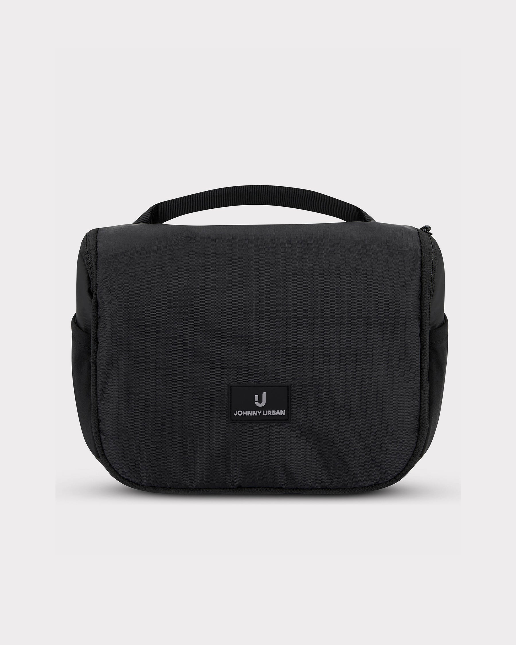 Schwarze Kulturtasche 'Logan' von Johnny Urban mit Griff oben und Markenlogo vorne