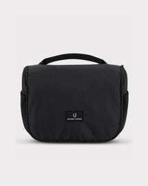 Schwarze Kulturtasche 'Logan' von Johnny Urban mit Griff oben und Markenlogo vorne