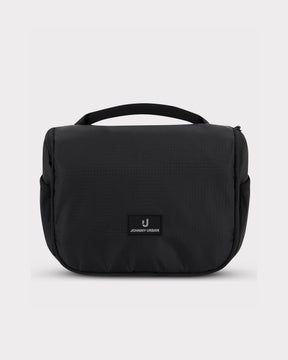 Schwarze Kulturtasche 'Logan' von Johnny Urban mit Griff oben und Markenlogo vorne