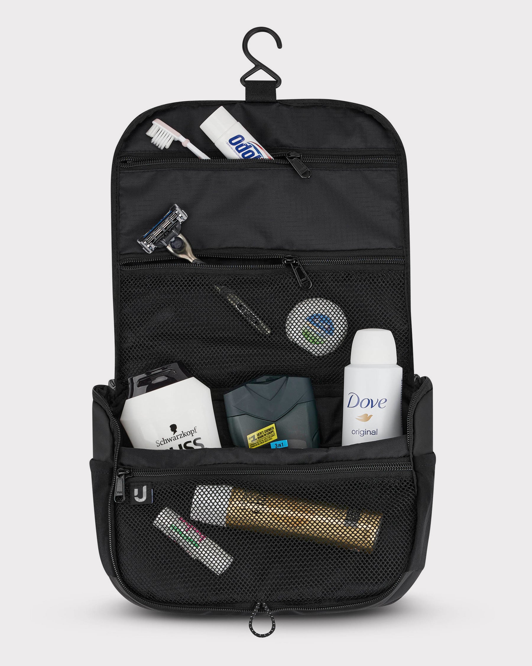 Schwarze Kulturtasche 'Logan' von Johnny Urban zum Aufhängen, gefüllt mit Zahnbürste, Rasierer, Dove Deo, Shampoo und anderen Pflegeprodukten