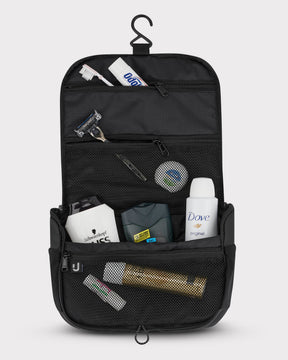Schwarze Kulturtasche 'Logan' von Johnny Urban zum Aufhängen, gefüllt mit Zahnbürste, Rasierer, Dove Deo, Shampoo und anderen Pflegeprodukten
