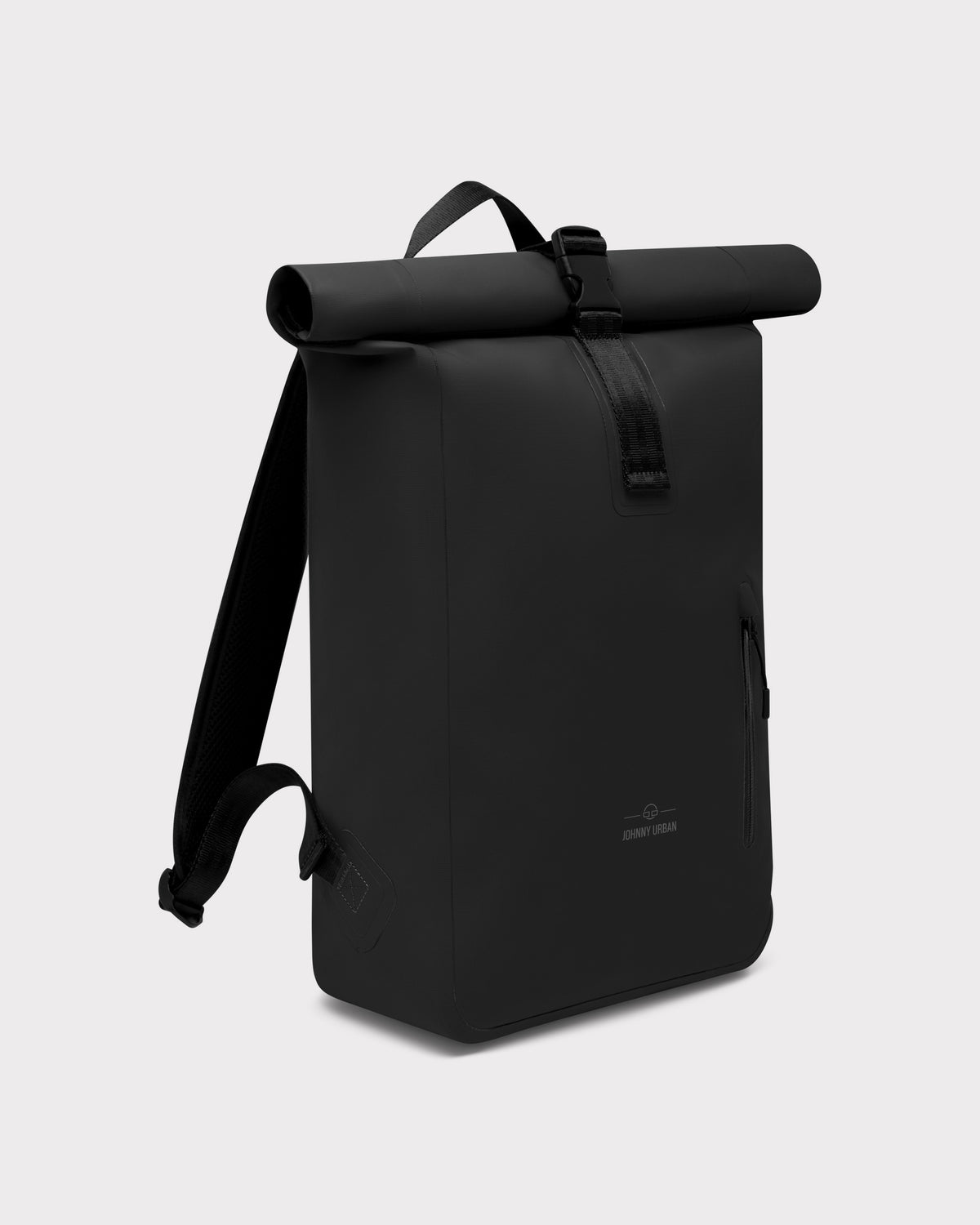 Schwarzer wasserdichter Rolltop-Rucksack 'Conor' von Johnny Urban mit Klippverschluß und seitlichem Reißverschluss