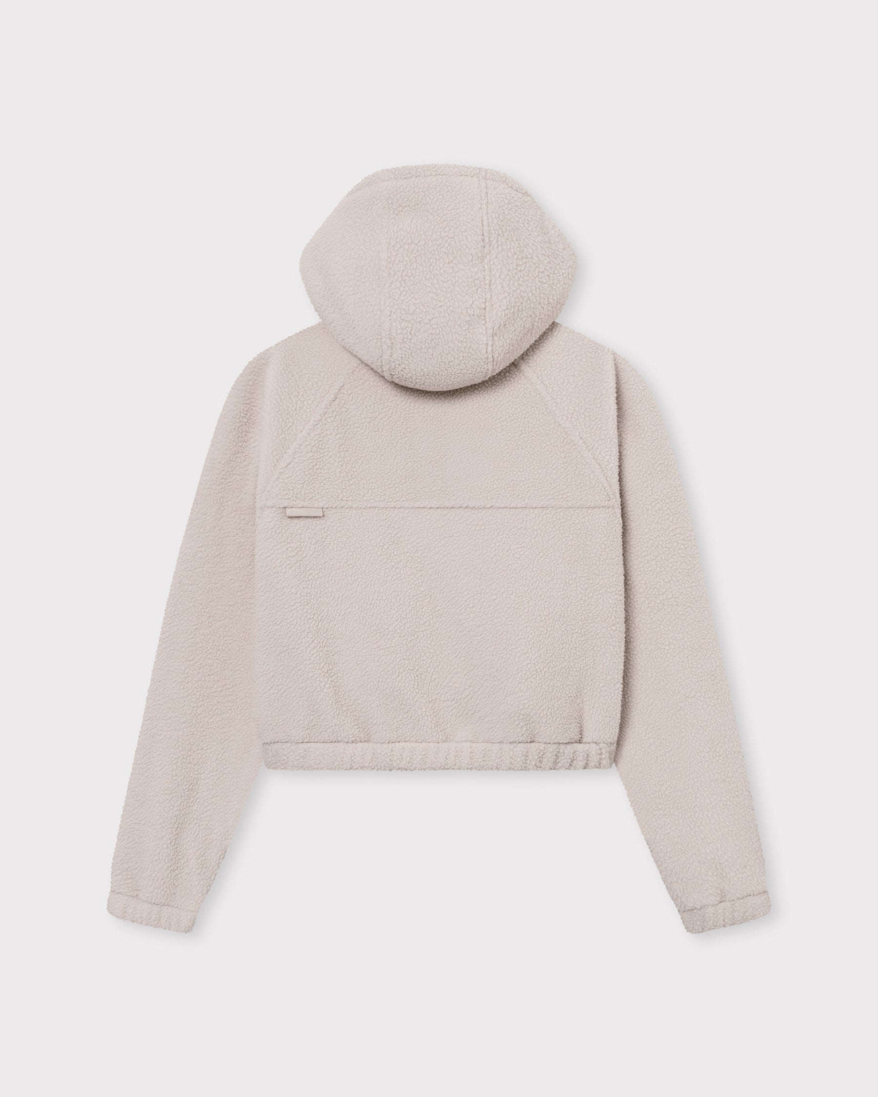 Die Rückseite unserer cropped Fleecejacke Nova bietet dir einen weichen Saum und entspannten Tragekomfort. 