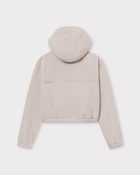 Die Rückseite unserer cropped Fleecejacke Nova bietet dir einen weichen Saum und entspannten Tragekomfort. 