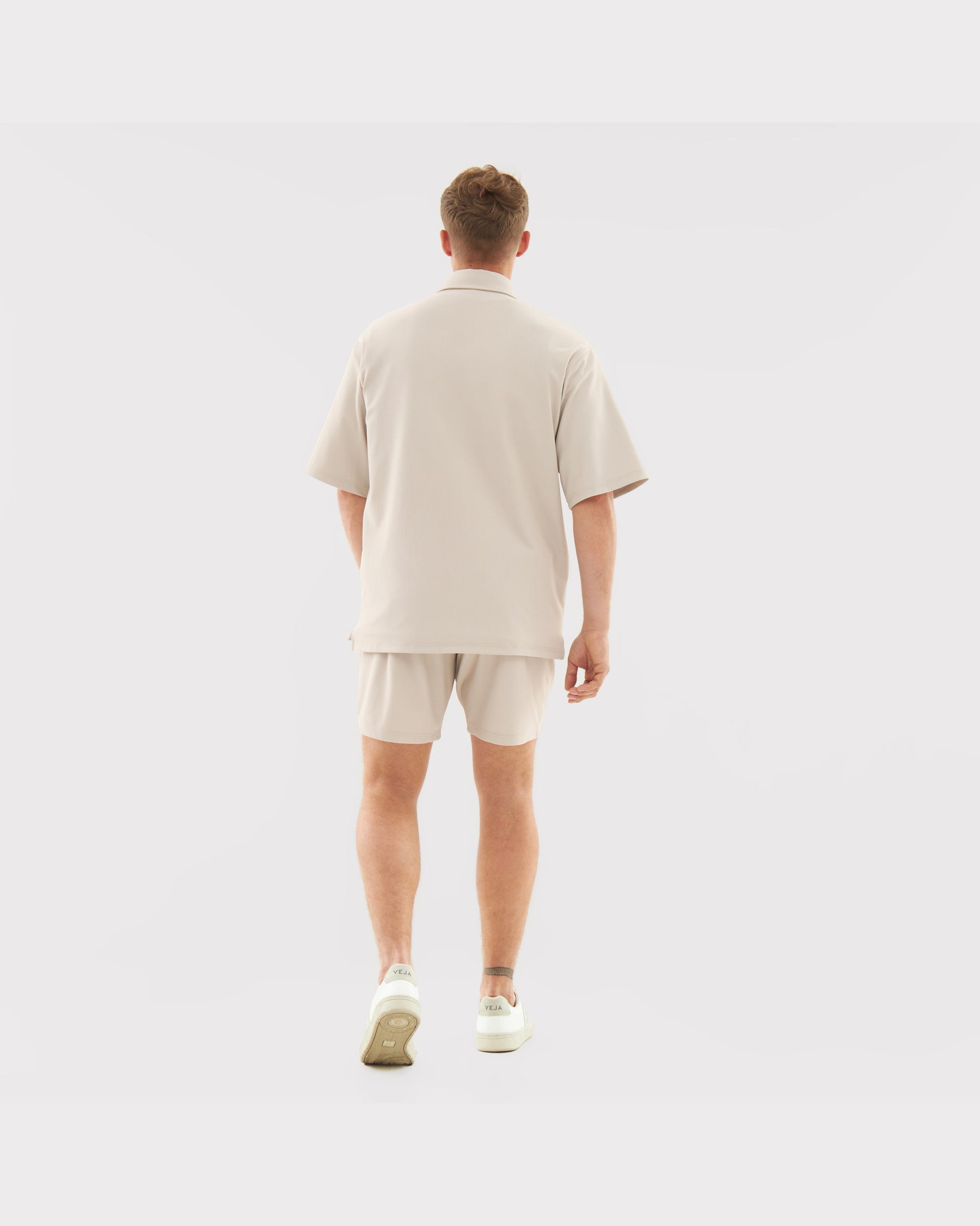 Mann von hinten mit beigen Shorts 'Mason' und passendem beigem kurzärmligem Hemd