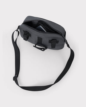 Schwarze Lenkertasche 'Arlo' von Johnny Urban mit Reißverschluss und Riemen, geöffnet mit sichtbarem Inhalt