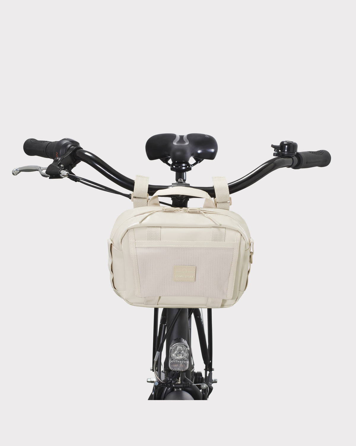 Beige Lenkertasche 'Nelson' von Johnny Urban am schwarzen Fahrradlenker befestigt